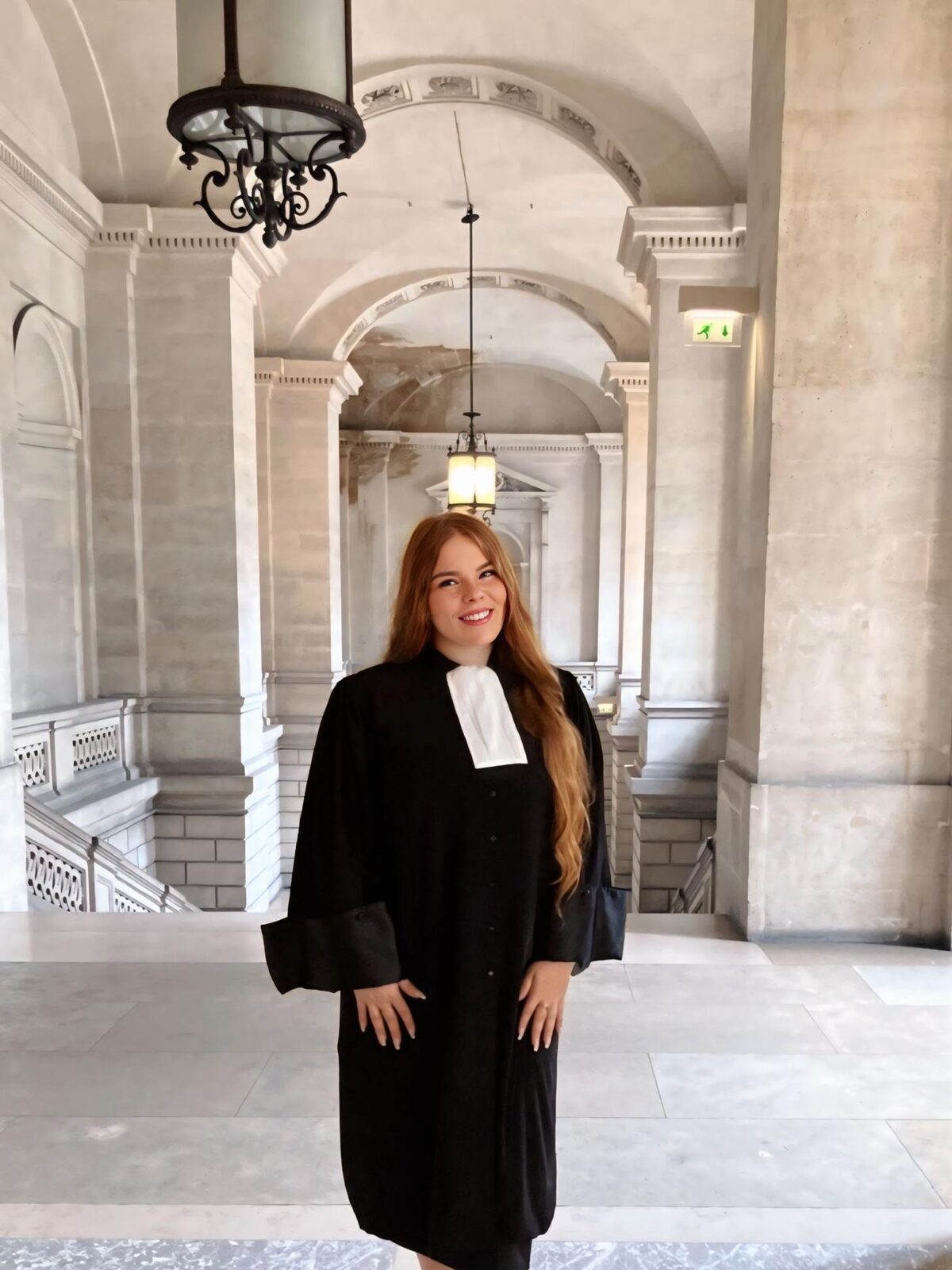 Maître Drusilla Bret-Cunynghame-Robertson, avocate au Barreau de Paris, devant le Palais de Justice de Paris